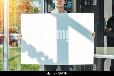 Close up of young woman holding blank canvas à la station de métro. Banque D'Images