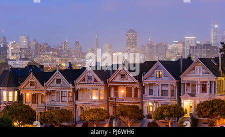 Les belles dames Maisons de l'ère victorienne de San Francisco de nuit Banque D'Images