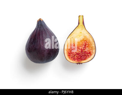 Mise en page créative faite de figues. La moitié et ensemble fig isolated on white with clipping path. Vue de dessus de figues mûres pourpre violet. Mise à plat. Banque D'Images