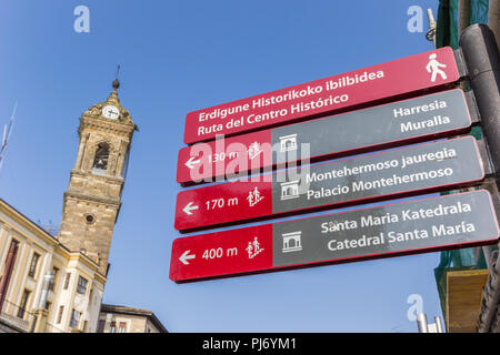 Inscrivez-touristiques et clocher de l'église à Vitoria Gasteiz, Espagne Banque D'Images