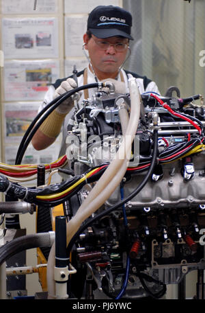 Un travailleur utilise un instrument de type stéthoscope pour régler le moteur d'un haut de gamme Toyota Motor Corp. véhicule Lexus de Toyota à l'usine de Tahara dans Banque D'Images