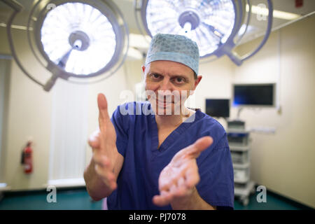 Carlos Heras-Palou 53, un spécialiste en orthopédie chirurgien à l'hôpital Nuffield Derby, qui peuvent avoir eu sa carrière sauvé par un nouveau médicament appelé 'Patisiran'. Les maladies héréditaires rares, à médiation transthyrétine (amylose amylose hATTR), progresse et détruit les nerfs dans ses mains, ce qui les rend inutiles. Cependant après 18 mois de traitement Patisiran l'état s'est interrompu et inversé. Banque D'Images