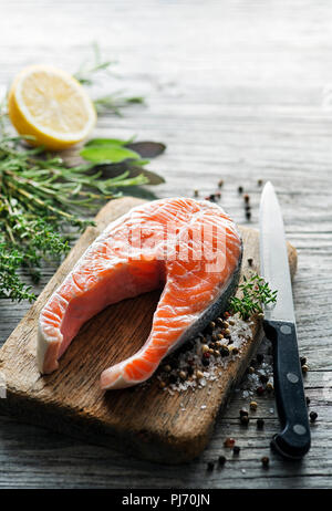 Tranches de saumon rouge du poisson avec des épices. Se préparer pour la cuisson des repas. Banque D'Images