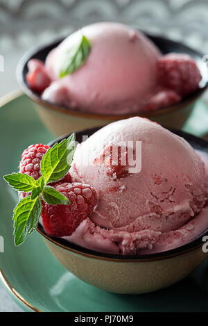 Framboise bio faits maison boules de glace dans un bol Banque D'Images