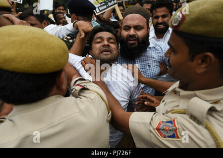New Delhi, Inde. 08Th Nov, 2018. Les partisans de l'Indian National Congress protester contre équitation prix de prix en Inde en avant du Ministère du pétrole et du gaz naturel. Credit : Indraneel Chowdhury/Pacific Press/Alamy Live News Banque D'Images