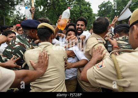 New Delhi, Inde. 08Th Nov, 2018. Les partisans de l'Indian National Congress protester contre équitation prix de prix en Inde en avant du Ministère du pétrole et du gaz naturel. Credit : Indraneel Chowdhury/Pacific Press/Alamy Live News Banque D'Images