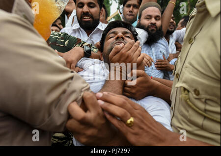 New Delhi, Inde. 08Th Nov, 2018. Les partisans de l'Indian National Congress protester contre équitation prix de prix en Inde en avant du Ministère du pétrole et du gaz naturel. Credit : Indraneel Chowdhury/Pacific Press/Alamy Live News Banque D'Images