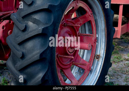 Vieux tracteur rouge antique Banque D'Images