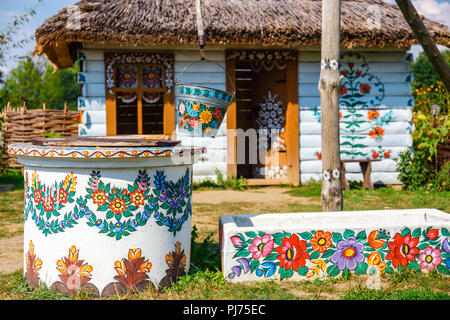 Zalipie, Pologne, le 19 août 2018 : Ferme traditionnelle avec un puits dans le village coloré de Zalipie, Pologne. Il est connu pour une coutume locale de la douleur Banque D'Images