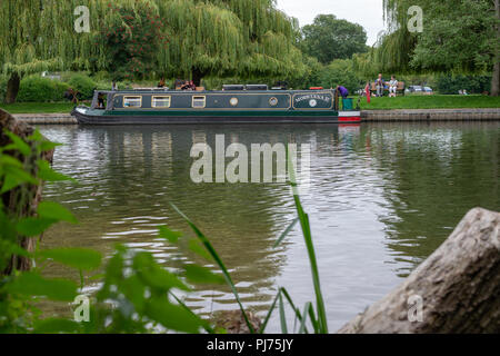 Canal Barge sur la rivière Avon, Stratford upon Avon, Warwickshire Banque D'Images