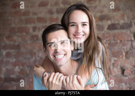 Close up portrait of smiling young man and woman Banque D'Images