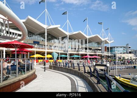 Les quais de Gunwharf et commercial complexe alimentaire Portsmouth Hampshire England UK Banque D'Images