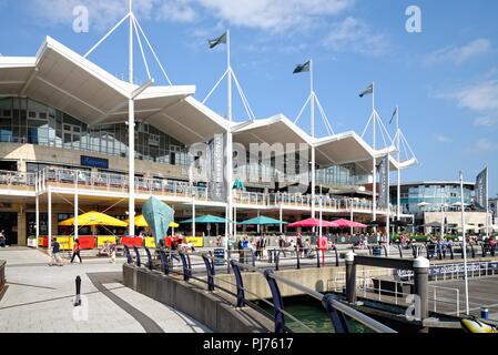 Les quais de Gunwharf et commercial complexe alimentaire Portsmouth Hampshire England UK Banque D'Images