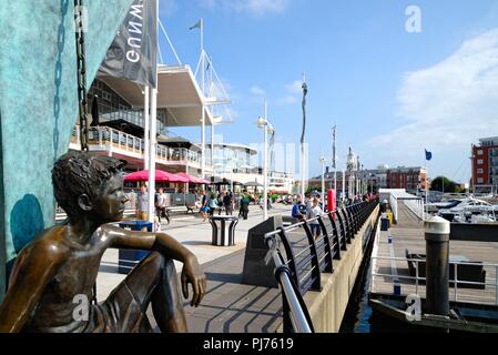 Les quais de Gunwharf et commercial complexe alimentaire Portsmouth Hampshire England UK Banque D'Images