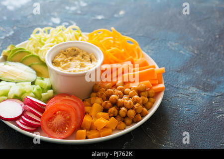 Vegan Dinner plate, les pois chiches et les légumes sur le fond bleu, l'espace de copie pour le texte Banque D'Images