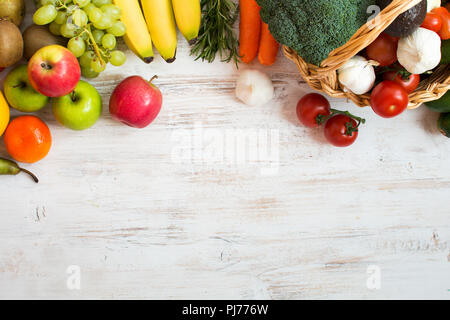 Variété de fruits et légumes, sur la table en bois blanc, vue du dessus, copiez l'espace, l'accent selecitve Banque D'Images