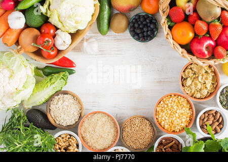 Variété de fruits et légumes, les céréales, les noix sur la table en bois blanc, vue du dessus, copiez l'espace pour texte, selecitve point. Panier de fraises, l'app Banque D'Images