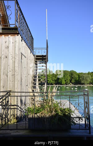 L'escalier menant à un balcon à l'étage offrant une vue sur le lac Banque D'Images