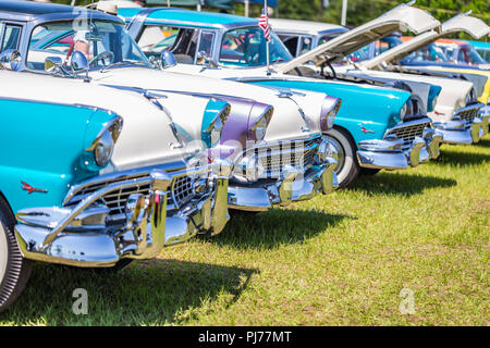 Profondeur de champ libre d'une ligne de 1955 et 1956 Ford Fairlane Crown Victoria. Banque D'Images