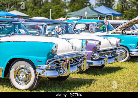 Profondeur de champ libre d'une ligne de 1955 et 1956 Ford Fairlane Crown Victoria. Banque D'Images