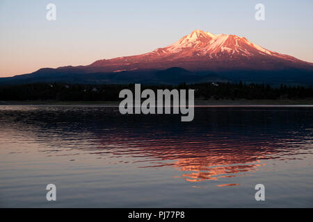 Mt. Shasta en Californie du Nord vues de jour dans les montagnes Siskiyou Banque D'Images