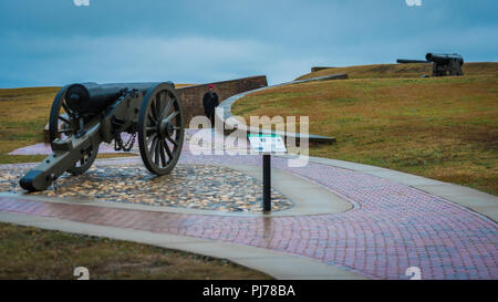 Femme de Fort Maconm, Emerald Isle allée en Caroline du Nord derrière Cannon Banque D'Images