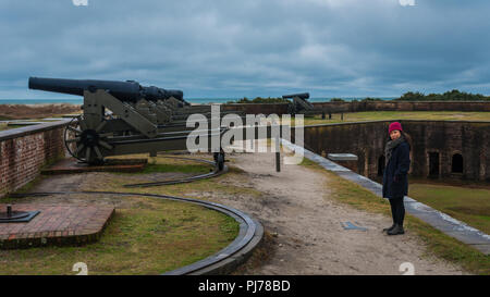 Femme de Fort Maconm, Emerald Isle Caroline du Nord en face de canons le haut de mur Banque D'Images