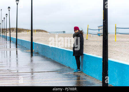 Femme sur la mer promenade avec derrière elle Banque D'Images