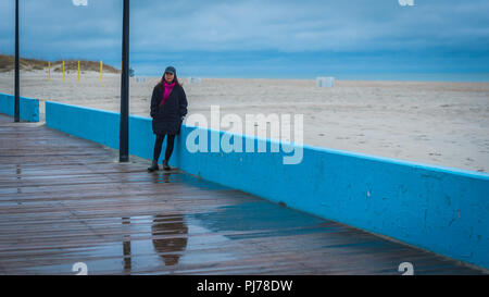 Femme sur la mer promenade avec derrière elle Banque D'Images