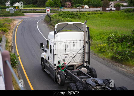 Big Rigs semi camions transportent des marchandises sur les routes sans interruption, quel que soit le moment du jour, de tôt le matin jusqu'à tard dans la nuit, les camionneurs sont Banque D'Images