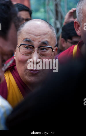 MUMBAI, INDE - Le 10 décembre 2017 : Le 14e Dalaï Lama au milieu d'une foule lorsqu'il entrera dans l'Somaiya College pour donner une conférence spirituelle. Banque D'Images