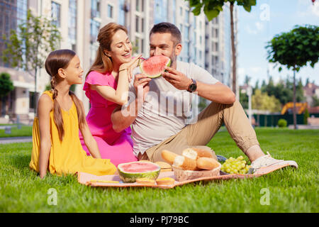 Heureux l'homme à la joyeuse à sa fille Banque D'Images