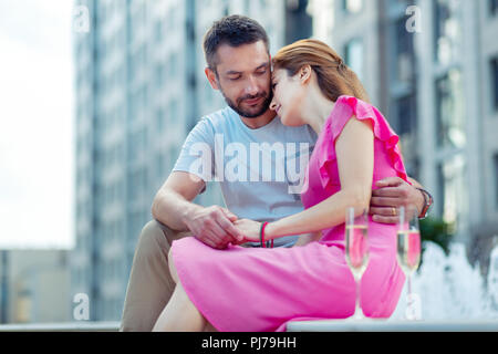 Heureux agréable gentil couple hugging chaque autres Banque D'Images