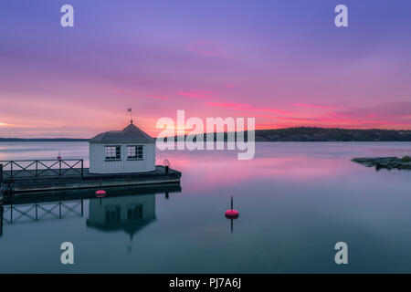 Lever du soleil à la maison de bains à Saltsjöbaden dans la province de Stockholm sur la côte est de la Suède. Banque D'Images