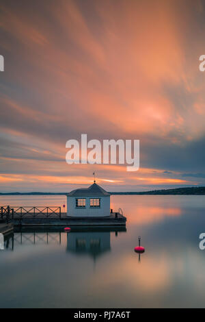 Lever du soleil à la maison de bains à Saltsjöbaden dans la province de Stockholm sur la côte est de la Suède. Banque D'Images