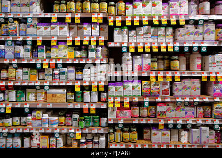 Différentes marques et variétés de vitamines, de minéraux et de suppléments nutritionnels dans un magasin d'aliments santé, un paradoxe de choix pour le consommateur Banque D'Images