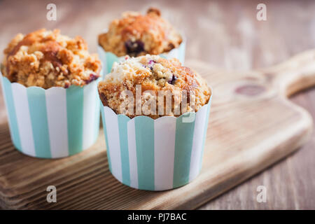 Muffins aux bleuets en cas de rayures sur le sombre tableau, selective focus Banque D'Images