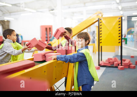 Les enfants jouent avec de petites briques à la construction interactive de l'exposition science center Banque D'Images