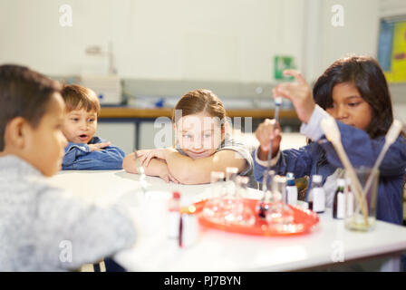 Les enfants curieux la science experiment Banque D'Images