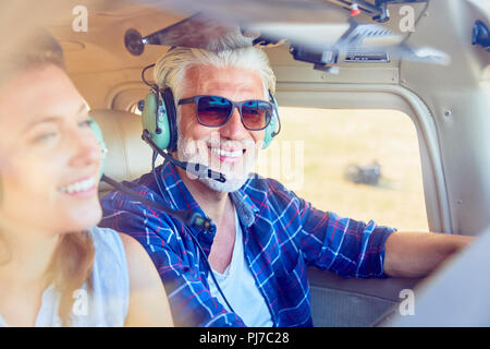 Pilote souriant flying airplane Banque D'Images