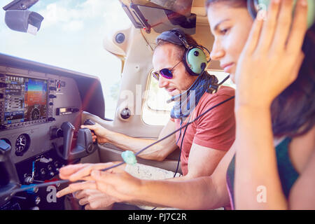 Pilote et copilote flying airplane, contrôle l'équipement de navigation Banque D'Images