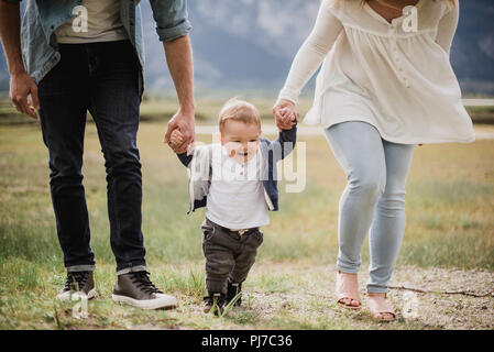 Quelques parents avec bébé dans son domaine Banque D'Images