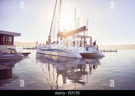 Catamaran en océan ensoleillé Banque D'Images