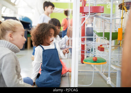 Les enfants curieux à regarder la pièce en science center Banque D'Images