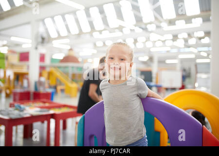 Portrait of cute girl playing in science center Banque D'Images