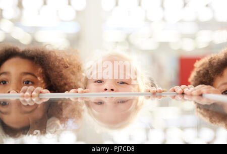 Portrait enfants mignon peeking de présentoirs de comptoir Banque D'Images