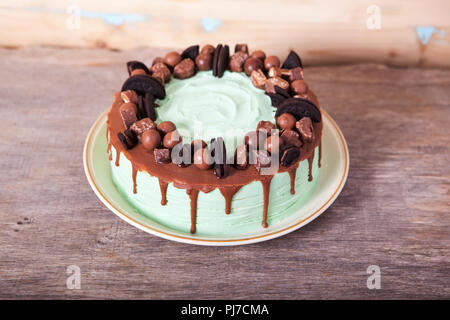 La menthe et le chocolat gâteau décoré sur la table en bois sombre, selective focus Banque D'Images