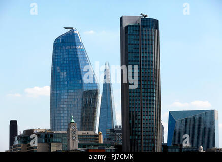 Le téléobjectif vue rapprochée de l'Oxo Tower, un Blackfriars, le Shard et le South Bank Tower, extraite du Waterloo Bridge, Londres Banque D'Images