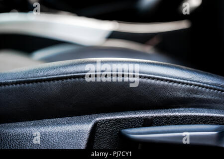 Voiture de luxe moderne intérieur cuir perforé noir. Partie de siège de voiture en cuir détails. Détails de l'intérieur automobile moderne. Esthétique auto. Contrôle électronique Banque D'Images