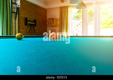 Table de billard close up. Jouer au billard. Boules de billard cue et vert sur une table de billard. Concept sport billard. Billard Pool jeu. Banque D'Images